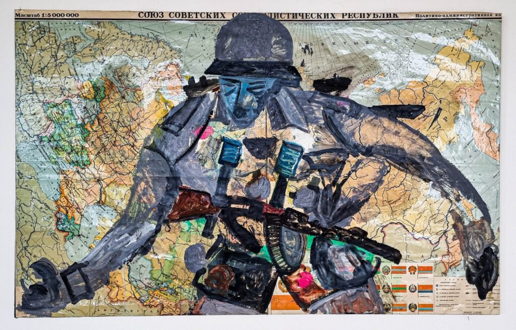 Expressionistisch schilderij van een aanvallende Duitse soldaat op een Sovjet politiek-administratieve kaart van de USSR — olieverf op kaart, Heiner Buhr 2012