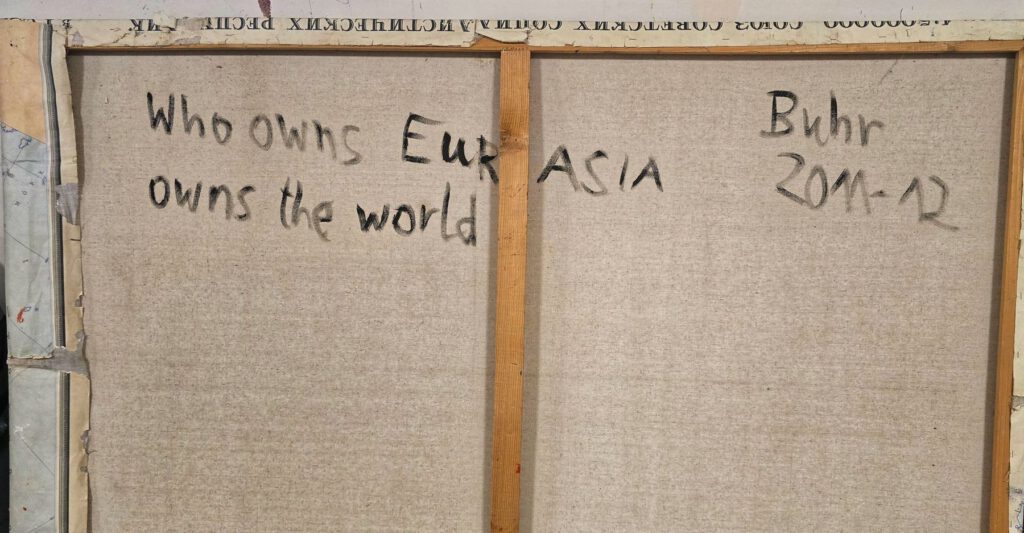 Achterkant van het schilderij met handgeschreven tekst: "Who owns Eurasia owns the world. Buhr 2011–12" — Heiner Buhr