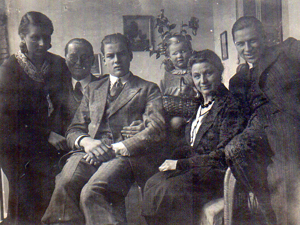 Zwart-wit familieportret — de familie Schnick, Duitsland, jaren dertig. Hans Schnick in het midden, Karl Schnick uiterst rechts, ouders Robert en Olga Schnick, zus Annemarie Schnick, onbekend kind in het midden