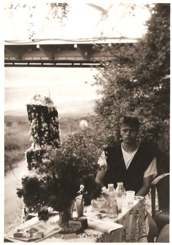 Hans Heiner Buhr 1990 in Dresden an einem Tisch vor der Villa Marie